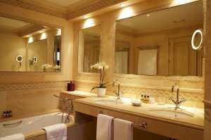 Luxus Bad mit großer Wanne und zwei Waschbecken im Luxushotel Andalusien Marbella Club Hotel Golfresort & Spa Spanien 