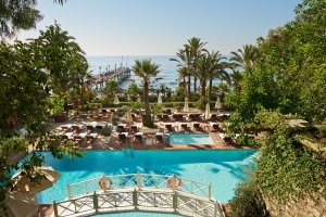 Pool und Beach Club mit saftig grünen Palmen umgeben im Luxushotel Andalusien Marbella Club Hotel Golfresort & Spa Spanien 