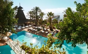 Blick auf die Pool Landschaft mit Beach Club und das Mittelmeer im Hintergrund des Luxushotel Andalusien Marbella Club Hotel Golfresort & Spa Spanien 