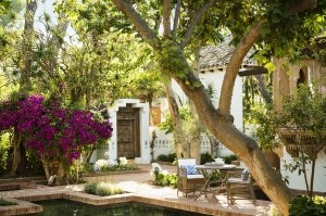 schöne Gartenanlage mit viel grün blühenden Pflanzen und Maurischen Elementen im Luxushotel Andalusien Marbella Club Hotel Golfresort & Spa Spanien 