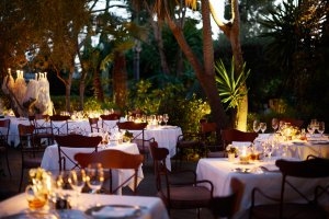 gedeckte Tische und gedämpftes Licht Abends im Grill Restaurant des Luxushotel Andalusien Marbella Club Hotel Golfresort & Spa Spanien 