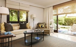 großer Wohnraum einer MC Suite mit Blick auf die große Terrasse im Luxushotel Andalusien Marbella Club Hotel Golfresort & Spa Spanien 