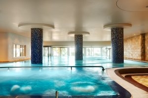 großer Innen Pool im Spa Bereich des Luxushotel Andalusien Marbella Club Hotel Golfresort & Spa Spanien 