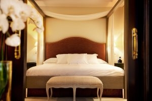 Suite Mediterrnea mit großem Bett im Luxushotel Andalusien Marbella Club Hotel Golfresort & Spa Spanien 