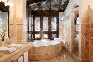 großes Badezimmer mit großer Eckwanne und viel hellem Marmor im Luxushotel Andalusien Marbella Club Hotel Golfresort & Spa Spanien 