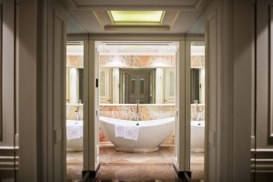 Großes Bad der Villa del Mar Master Suite mit freistehender Badewanne und viel Marmor im Luxushotel Andalusien Marbella Club Hotel Golfresort & Spa Spanien 