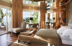 großes Schlafzimmer der Villa del Mar Suite mit vielen Fenstern und Blick über die Küste im Luxushotel Andalusien Marbella Club Hotel Golfresort & Spa Spanien 