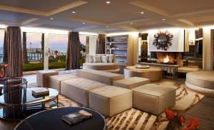 großer moderner Wohnraum mit offenem Kamin der Villa del Mar im Luxushotel Andalusien Marbella Club Hotel Golfresort & Spa Spanien 