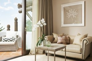 Heller Wohnraum mit Terrasse im Luxushotel Andalusien Marbella Club Hotel Golfresort & Spa Spanien 