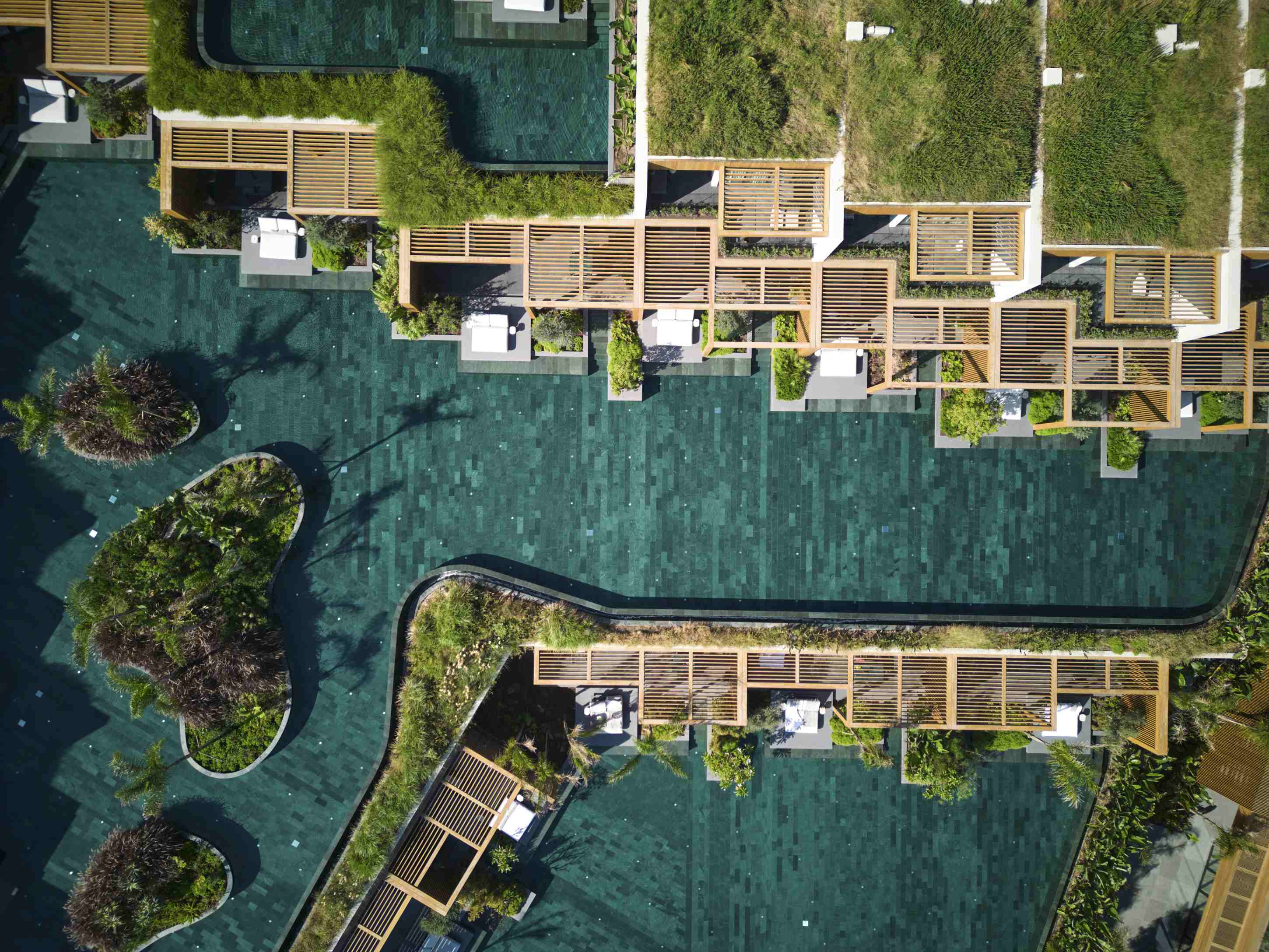 Luftaufnahme des Maxx Royal Bodrum – luxuriöses 5-Sterne-Hotel mit begrünten Dachterrassen, nachhaltigem Design und exklusiver Lage an der türkischen Ägäis, ideal für Hochzeiten und gehobene Events.