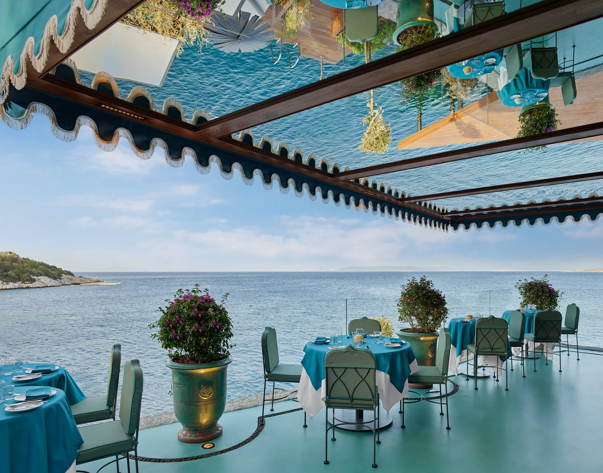 Elegante Außenterrasse im Maxx Royal Bodrum mit Glasdach, stilvollen Sitzbereichen und Meerblick – perfekte Kulisse für exklusive Dinner-Erlebnisse an der türkischen Ägäis.