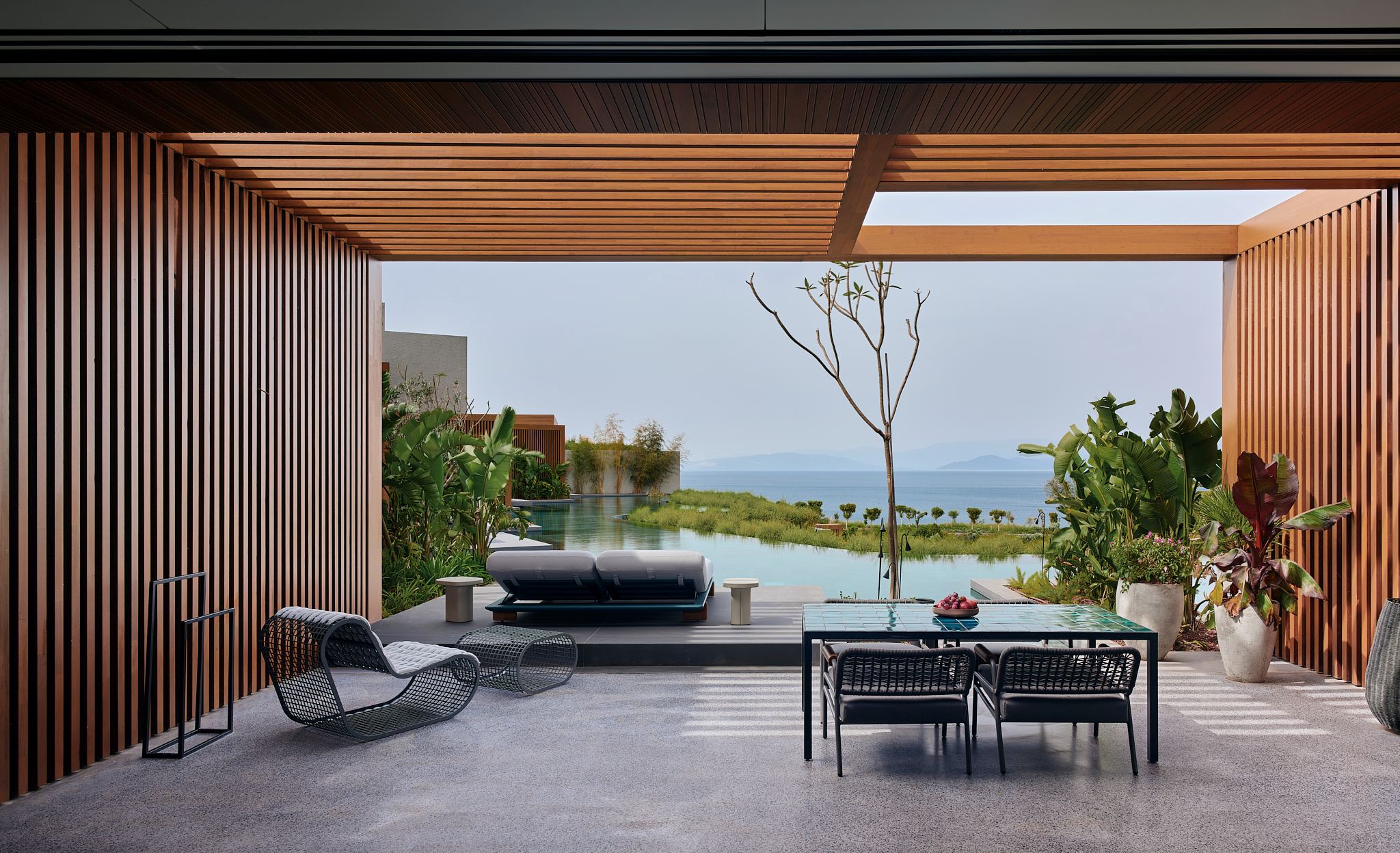 Exklusive Terrasse im Maxx Royal Bodrum mit Meerblick, stilvollen Loungemöbeln, Holzdesign und mediterraner Bepflanzung – ideal für entspannte Luxusurlaube an der türkischen Riviera.