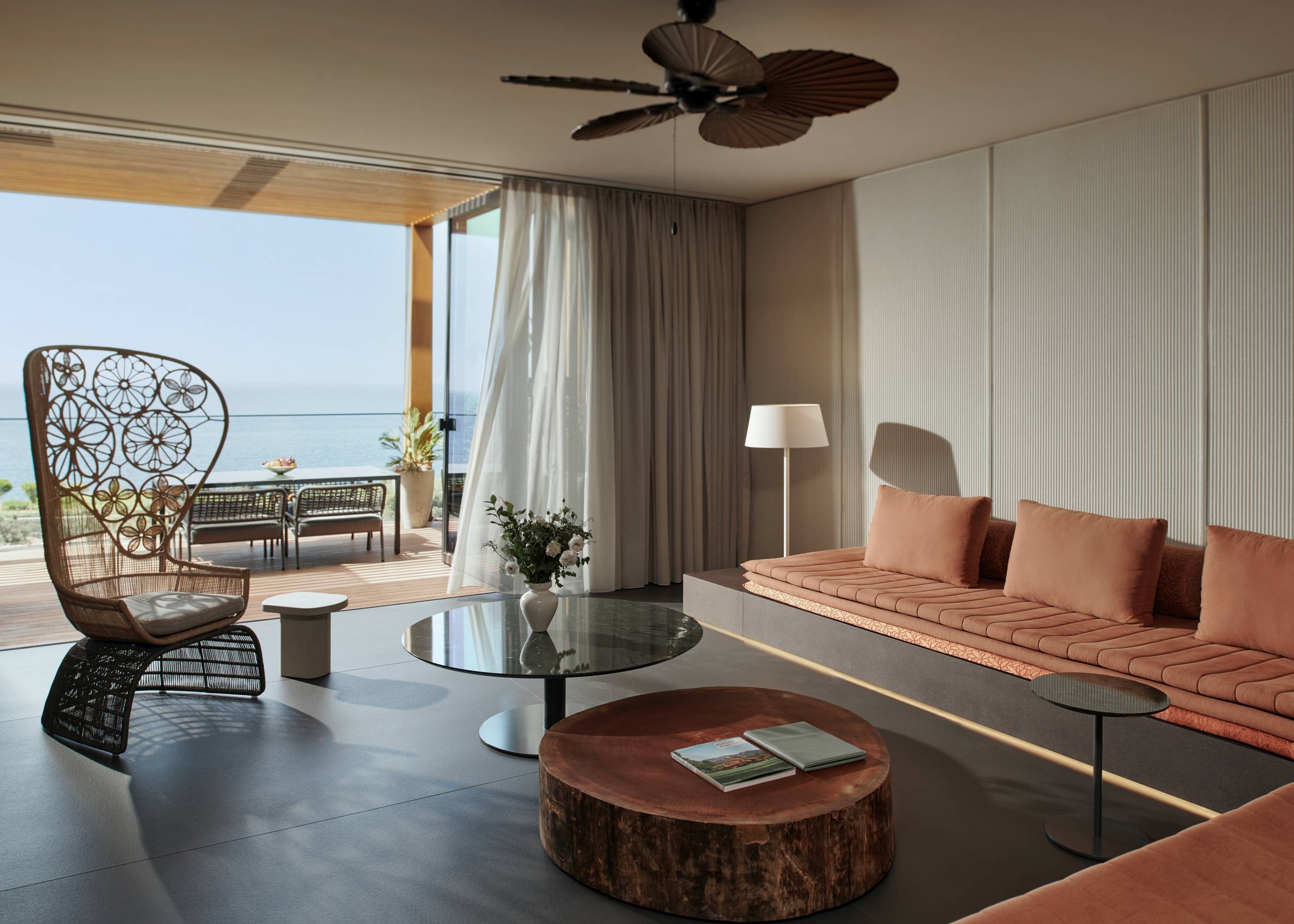 Luxuriöser Wohnbereich der 3 Bedroom Suite in der Hill Villa im Maxx Royal Bodrum mit Designermöbeln, Meerblick und direktem Zugang zur privaten Terrasse – stilvolles Interieur für exklusive Aufenthalte an der türkischen Riviera.