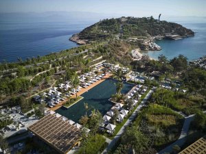 Luftaufnahme des Maxx Royal Bodrum mit großem Poolbereich, luxuriösen Sonnenliegen, direkter Meerlage und mediterraner Gartenlandschaft – exklusives 5-Sterne-Resort an der türkischen Riviera.