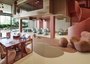 Maxxi Land im Maxx Royal Bodrum – farbenfroher Indoor-Spielbereich mit Spiralrutsche, kreativen Sitzlandschaften und verspieltem Design für Kinder und Familien im Luxusresort an der türkischen Riviera.