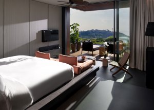 Moderne Suite mit Meerblick im Maxx Royal Bodrum mit Kingsize-Bett, Lounge-Bereich, Balkon und Panoramafenstern – luxuriöse Unterkunft mit direktem Blick auf die türkische Ägäis.