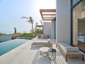 Exklusive Terrasse der Hill Villa im Maxx Royal Bodrum mit privatem Pool, Lounge-Bereich, Meerblick und mediterraner Bepflanzung – luxuriöse Rückzugsoase an der türkischen Riviera.