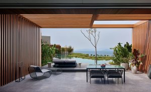 Exklusive Terrasse im Maxx Royal Bodrum mit Meerblick, stilvollen Loungemöbeln, Holzdesign und mediterraner Bepflanzung – ideal für entspannte Luxusurlaube an der türkischen Riviera.