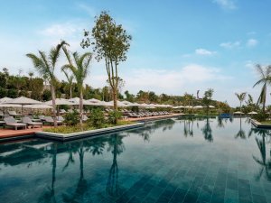 Luxuriöser Poolbereich im Maxx Royal Bodrum mit Sonnenliegen, Palmen und tropischer Atmosphäre – exklusives 5-Sterne-Resort an der türkischen Ägäis für stilvolle Erholung.