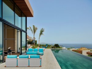 Exklusive Außenanlage der Präsidenten Suite im Maxx Royal Bodrum mit Infinity-Pool, Designer-Liegen, Meerblick und moderner Architektur – ultimatives Luxus-Erlebnis an der türkischen Riviera.