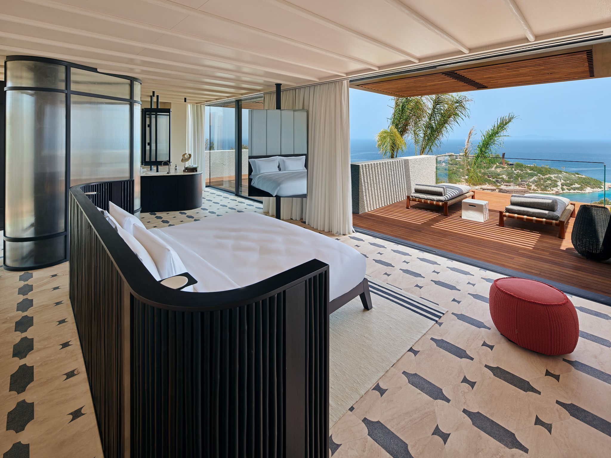 Schlafzimmer der Präsidenten Suite im Maxx Royal Bodrum mit Kingsize-Bett, offenem Badezimmer, Design-Elementen und Balkon mit Meerblick – luxuriöse Rückzugsoase an der türkischen Riviera.