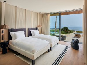 Schlafzimmer der Präsidenten Suite im Maxx Royal Bodrum mit zwei Einzelbetten, Meerblick, Zugang zur privaten Terrasse und stilvollem Interior – luxuriöse Unterkunft an der türkischen Riviera.