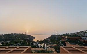 Sonnenuntergang über der Küste beim Maxx Royal Bodrum mit Blick auf das Meer, umliegende Hügel und luxuriöse Architektur – traumhafte Kulisse für exklusive Urlaube an der türkischen Riviera.