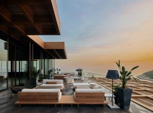 Stilvoller Außenbereich im Maxx Royal Bodrum mit modernen Loungemöbeln, Meerblick, Sonnenuntergang und mediterraner Bepflanzung – perfekte Kulisse für entspannte Luxusmomente an der türkischen Riviera