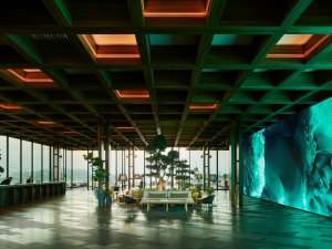 Moderne Rezeption im Maxx Royal Bodrum mit hoher Decke, digitaler Kunstinstallation, stilvollen Sitzbereichen und natürlichem Lichteinfall – eleganter Empfangsbereich im Luxusresort an der türkischen Riviera.“