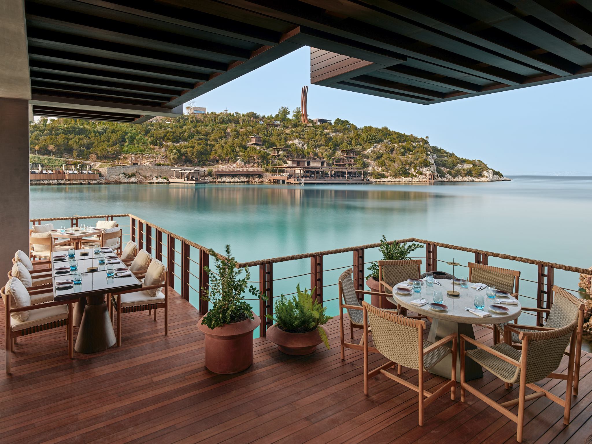 Spago Restaurant im Maxx Royal Bodrum mit stilvoller Außenterrasse, gedeckten Tischen, Blick auf das Meer und grüne Hügellandschaft – exklusive Gourmet-Erlebnisse an der türkischen Riviera.
