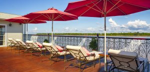 Sonne tanken auf dem Sun deck des Mekong Navigator, Mekong Flusskreuzfahrt, Vietnam
