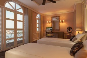 wachen Sie mit Blick auf den Mekong auf in einer Vista Suite im Mekong Navigator, Mekong Flusskreuzfahrt, Vietnam