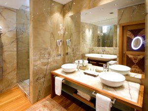 modernes und nobles Bad mit Dusche und Doppelwaschbecken Naturstein und Glastüren im Luxushotel Ibiza Mirador de Dalt Vila Spanien Balearen