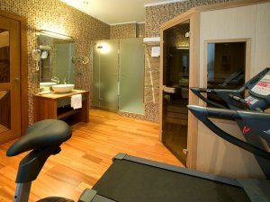 großes Luxus Badezimmer mit Sauna Fitnessgeräten Dusche und hochwertiger Einrichtung im Luxushotel Ibiza Mirador de Dalt Vila Spanien Balearen