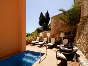 Pool mit Sonnenliegen und schöner Gartenanlage im Luxushotel Ibiza Mirador de Dalt Vila Spanien Balearen