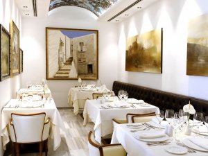 edles Restaurant mit heller Einrichtung und gedeckten Tischen im Luxushotel Ibiza Mirador de Dalt Vila Spanien Balearen