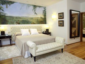 helles und großes Zimmer mit großem Bett und hellen Stoffen im Luxushotel Ibiza Mirador de Dalt Vila Spanien Balearen