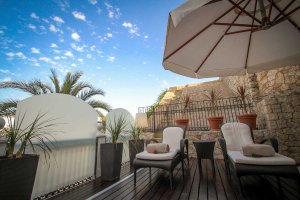 gemütliche Terrasse unter herrlich blauem Himmel am Mittelmeer im Luxushotel Ibiza Mirador de Dalt Vila Spanien Balearen