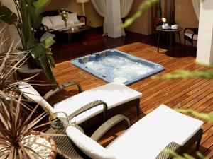 Luxus Terrasse mit privatem Jacuzzi Sonnenliegen und Loungeecke im Luxushotel Ibiza Mirador de Dalt Vila Spanien Balearen