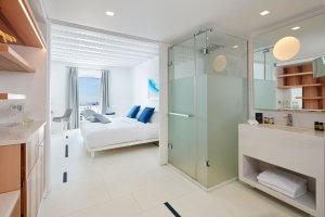 Moderne Zimmer der Kategorie True Blue im Myconian Ambassador Relais & Chateaux auf Mykonos