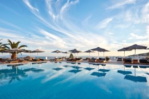 Poolanlage mit Ausblick auf das Meer im Myconian Ambassador Relais & Chateaux auf Mykonos