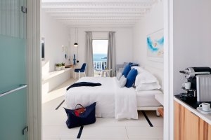 Moderne Zimmer der Kategorie White Bliss im Myconian Ambassador Relais & Chateaux auf Mykonos