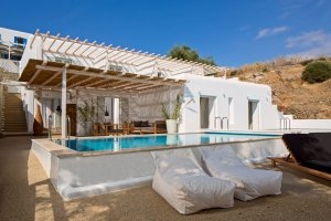 Außenbereich der Villa mit privatem Pool im Myconian Ambassador Relais & Chateaux auf Mykonos
