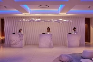 Moderne Rezeption im Myconian Ambassador Relais & Chateaux auf Mykonos
