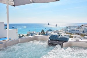 Whirlpool mit Ausblick in der Zimmerkategorie Thalassa Suite Private Jacuzzi des Myconian Ambassador Relais & Chateaux auf Mykonos