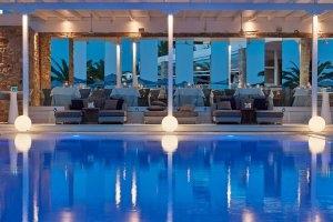 Restaurant direkt am Pool des Myconian Ambassador Relais & Chateaux auf Mykonos