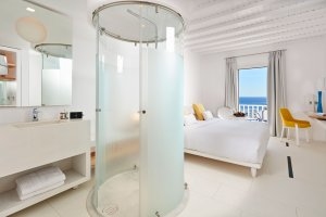 Modernes Zimmer der Kategorie True Blue mit Runddusche im Myconian Ambassador Relais & Chateaux auf Mykonos