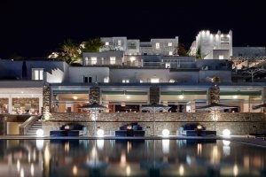 Hotelansicht bei Nacht des Myconian Ambassador Relais & Chateaux auf Mykonos