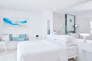 Modernes Zimmer der Kategorie Passion Suite Private Jacuzzi im Myconian Ambassador Relais & Chateaux auf Mykonos