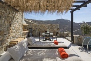 schöne liegen in der sonne mit meerblick im myconian utopia resort relais und chateaux in mykonos griechenland
